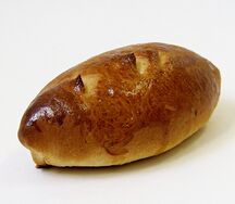 Пирожок с ветчиной и сыром