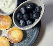 Сырники, сезонные ягоды