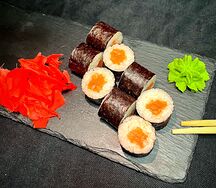 Маки с лососем