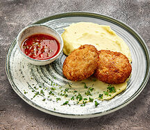 Котлеты куриные с картофельным пюре и соусом Сальса