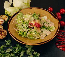 Салат с печеными овощами, сыром и ореховой заправкой