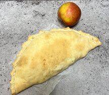Кальцоне с яблоком и корицей