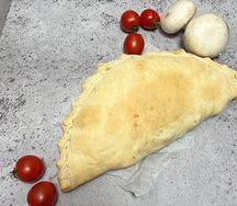 Кальцоне с ветчиной и грибами 