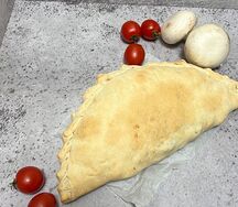 Кальцоне с курицей и грибами