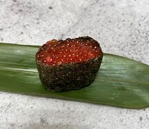 Гунканы с икрой лосося