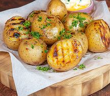 Картофель с салом на углях