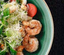 Салат Цезарь с креветками