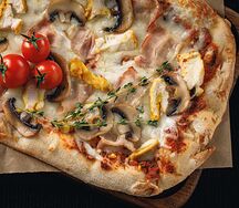 Римская пицца с курицей и грибами