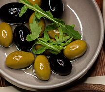 Греческие оливки и маслины