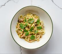 Удон с цыпленком карри и кинзой