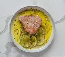 Стейк из тунца с молодым кабачком и кедровыми орешками