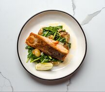 Лосось с картофелем и шпинатом