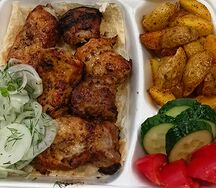 Комплекс шашлыка из свиной шеи с картофелем по-деревенски и овощами