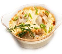 Пельмени с сомом, запечённые под сливочным соусом