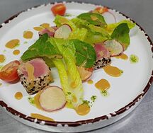 Микс-салат с тунцом под имбирно-кунжутным соусом