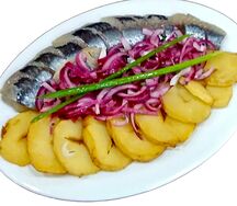 Сельдь с луком и картофелем