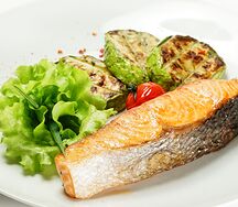 Стейк из лосося с кабачками гриль