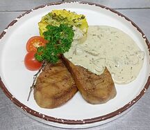 Говяжий язык с толченым картофелем