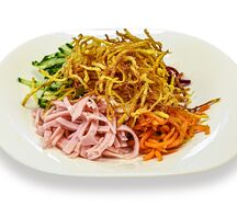 Салат из ветчины, корнеплодов и картофеля пай