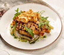 Сырные вафли с курицей, грибами и огурцами кимчи
