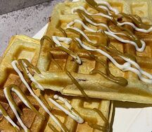 Венские вафли с ветчинкой и соусом