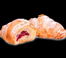 Круассан с малиновой начинкой