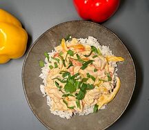 Курица в сливочном соусе с рисом