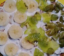 Гонконгская вафля из сладкого теста со взбитыми сливками и фруктами