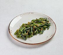 Стручковая фасоль, обжаренная с луком