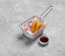 Жареный сыр с брусничным соусом 