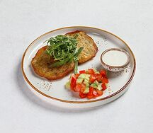 Драники со свежими овощами и сметаной