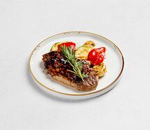 Стейк из свиной шеи с овощами гриль и соусом блэк пеппер