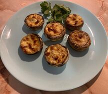 Шампиньоны, запечённые с сыром сулугуни и брынзой