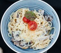 Феттуччине с куриной грудкой и шампиньонами 