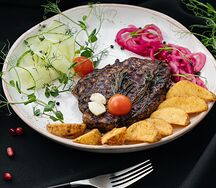 Стейк из свинины с картофельными дольками 