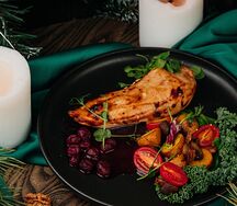 Куриное филе с домашним брусничным соусом 