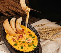 Тафа - запеченный сыр с баварскими колбасками 