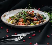 Теплый салат с говядиной и овощами