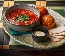 Борщ с пампушками, чесноком и салом 