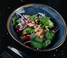 Салат овощной с грецким орехом
