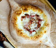 Хачапури по-аджарски с курицей и беконом