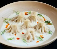 Мини-хинкали из курицы в соусе блю чиз