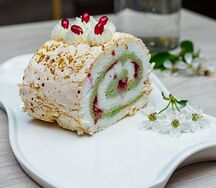 Меренговый рулет с фисташковой пастой