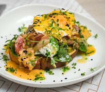 Тост с беконом яйцом и голландским соусом
