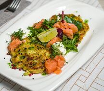 Драники из цукини с лососем и творожным кремом
