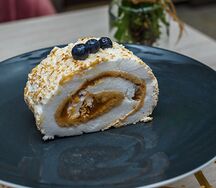 Меренговый рулет с фундучной пастой