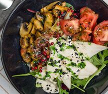 Тёплый салат с беконом и курицей
