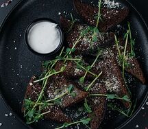 Гренки с чесночным соусом