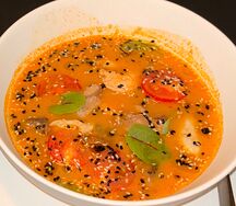 Том ям с морепродуктами и курицей