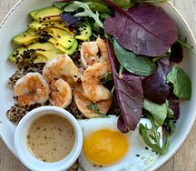 Киноа-боул с креветками и ореховым соусом